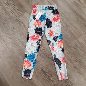 No Comment Floral Leggings Size Small 7/8